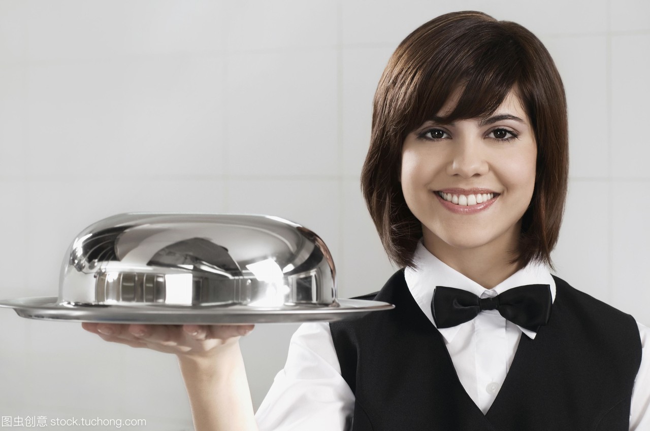 服务员拿着一个圆顶的盘子
