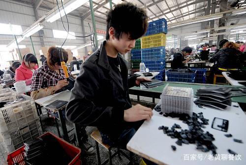 低学历年轻人 餐厅服务员与流水线的抉择，何者更优？